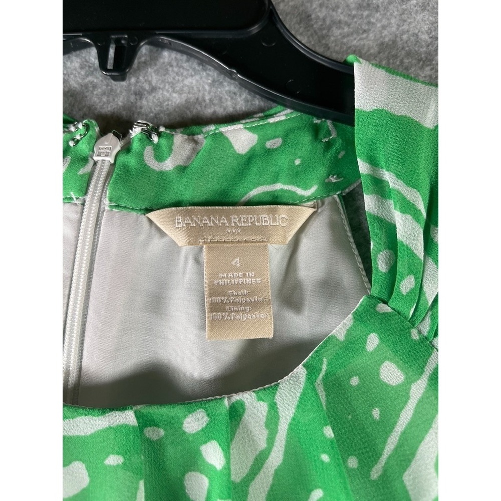 Banana Republic sleeveless top features a green and white paisley print Size 4 - Picture 2 of 5
